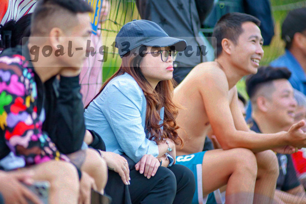 球员带球动作，黑白处理，绿色高光